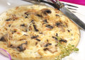 Pizza sauce blanche aux oignons et champignons de Paris